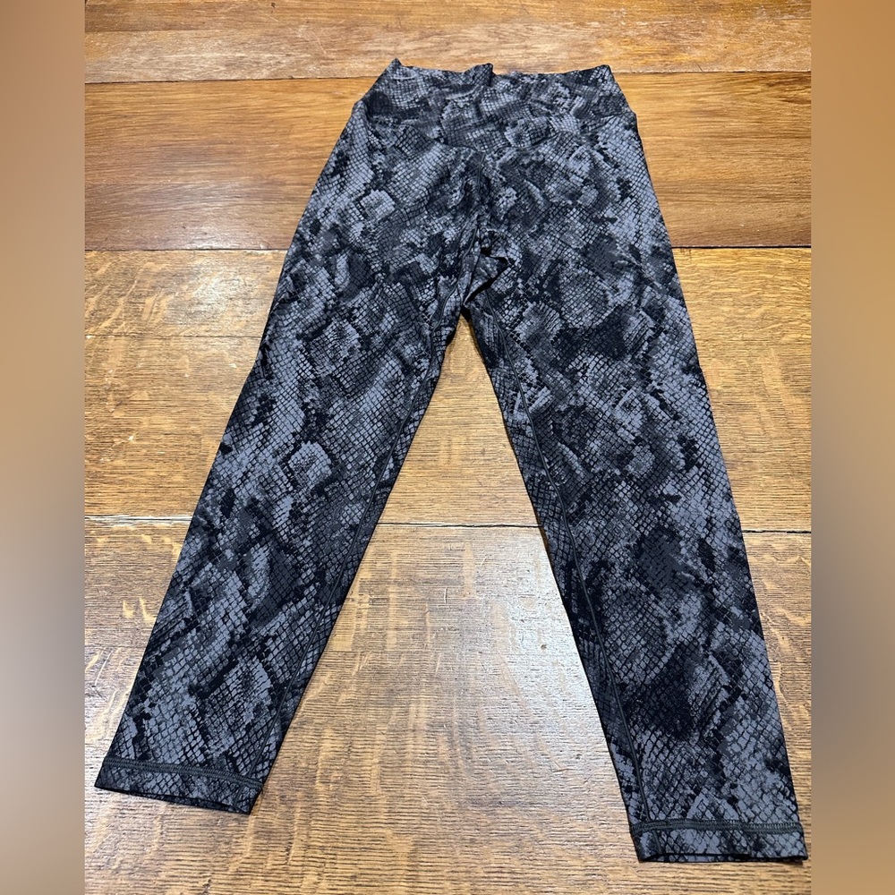 Aerie Offline real me 7/8 high rise short inseam Gray Snake Print Leggings sz LG